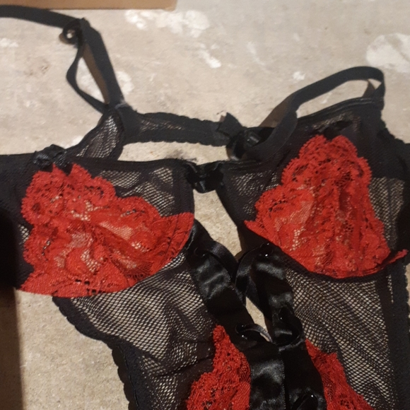 Lingerie - Picture 2 of 4